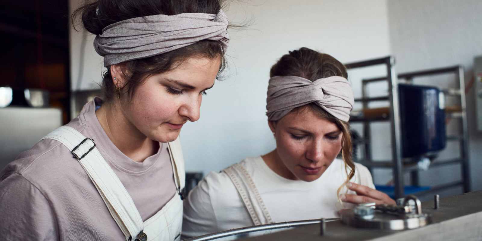 Marina und Meret zwei Frauen in der laflor Produktion 02