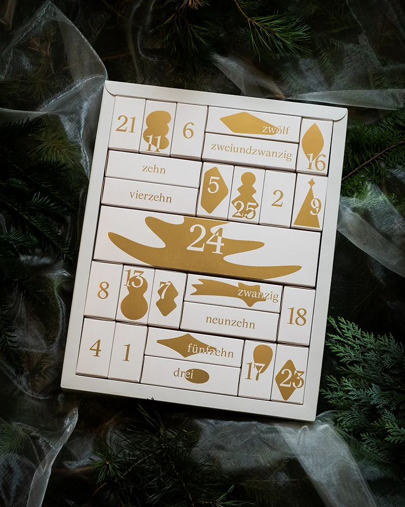 Adventskalender von laflor 2024 in weiss und gold mit Schokolade und Biber Spezialitäten