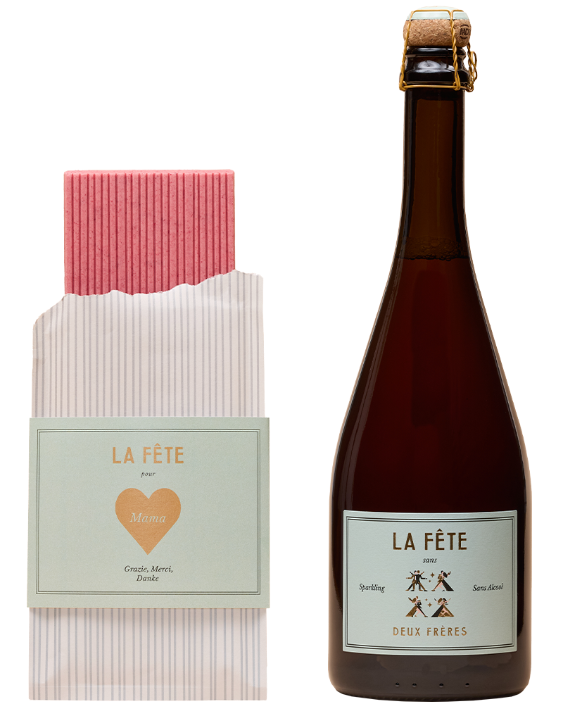 Geschenkset mit rosa Tafel Schokolade und einer Flasche alkoholfreiem prickelnden Getränk „La Fête“ von Deux Frères.